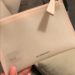 Small Burberry cosmetic bag !